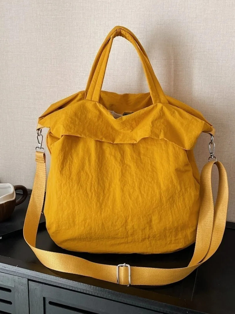 CEEKAY Mattschwarze, gekräuselte Nylon-Umhängetasche, übergroße, weiche Umhängetasche mit einfacher Überschlagöffnung, breiter, verstellbarer Stoffriemen, lässige Handtasche – Detail 18