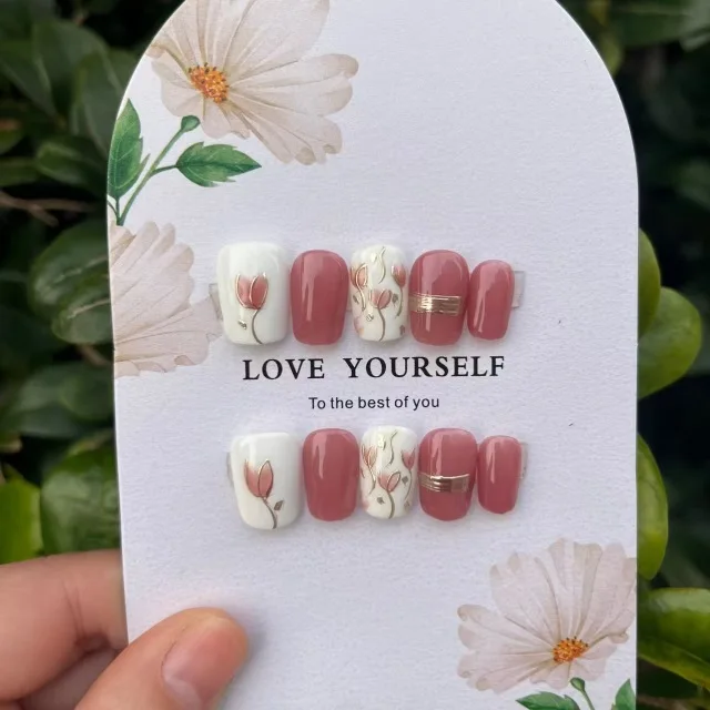 10-Piece Set of Short Square-Round Hand-Painted Floral Gold Line Simple and Elegant Daily Handmade Fake Nail Tips, the Set Includes Jelly Glue and a File
