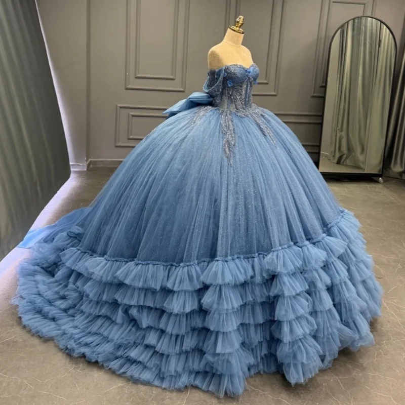 Robes de Quinceanera bleu brillant personnalisées, épaules dénudées, paillettes appliquées, nœud superposé en dentelle, longue queue, 15