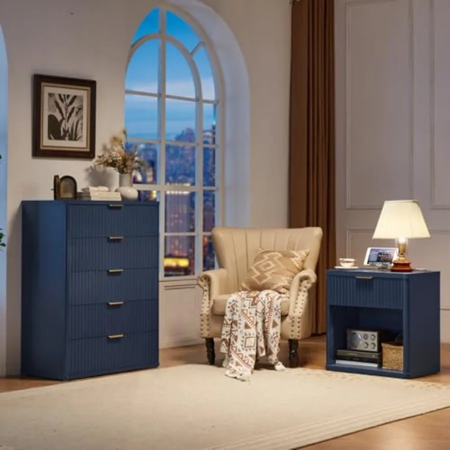 مجموعة منضدة المزرعة المخددة مكونة من 2 مع محطة شحن 23 درجًا واسعًا وطاولة نهاية خزانة زرقاء لغرفة النوم وطاولة جانبية للسرير