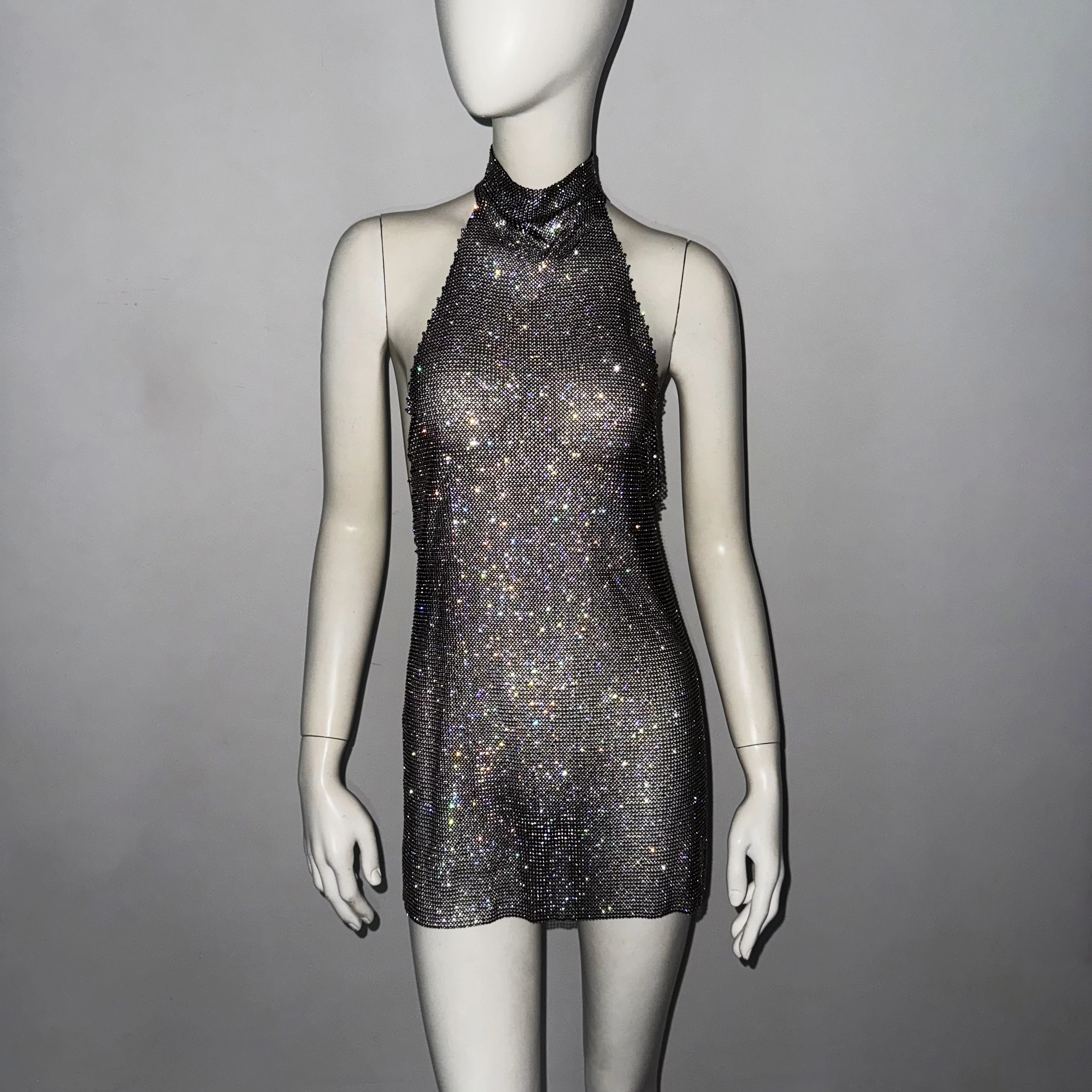 Glänzendes Strass-Metall-Pailletten-Minikleid für Damen, sexy rückenfreies Kleid mit Stehkragen und Neckholder, ärmelloses Kleid für Partys und Abendveranstaltungen. – Detail 11