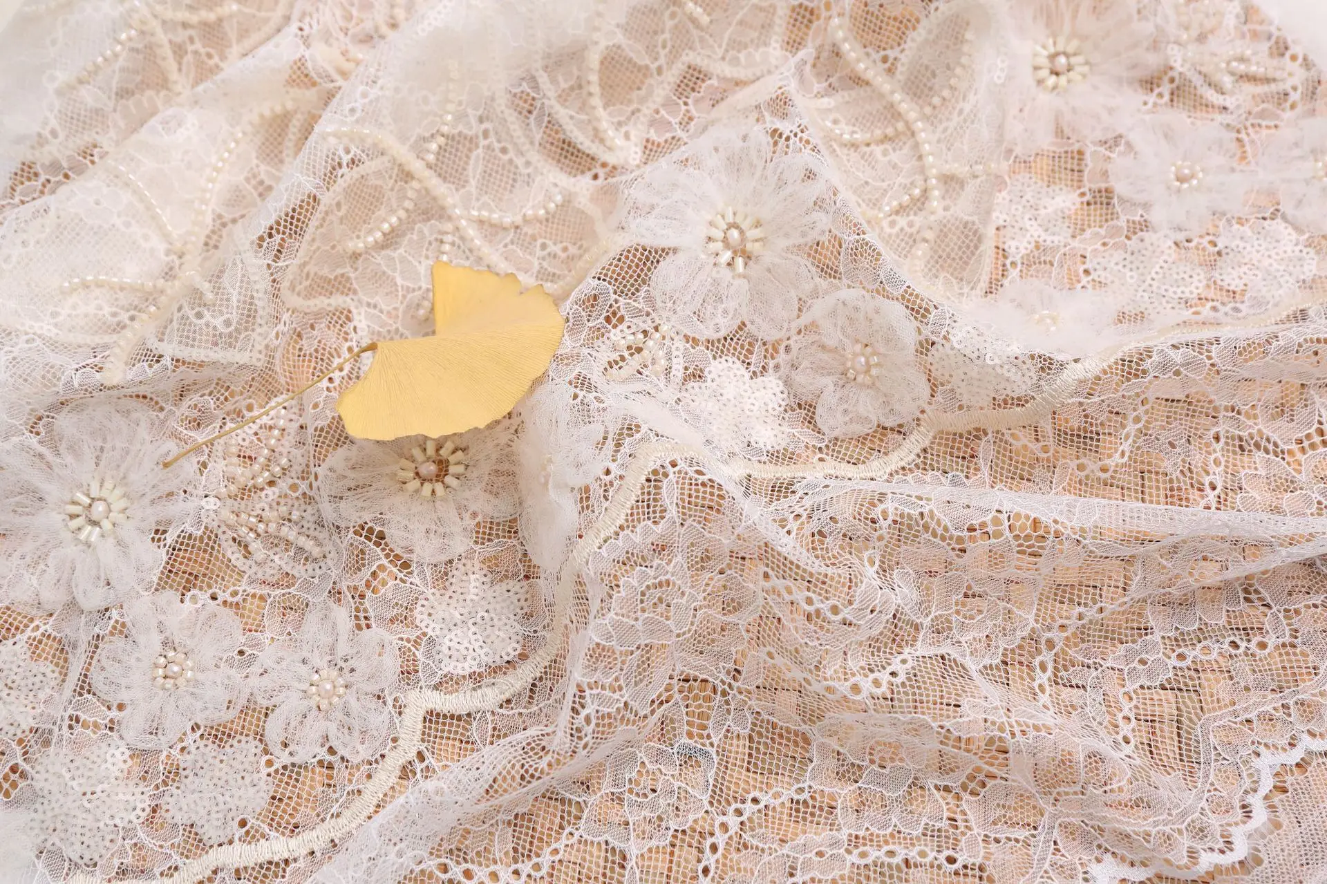 

Прочная 3D-сетчатая ткань с вышитыми бусинами, цветами и листьями для пошива свадебных платьев.