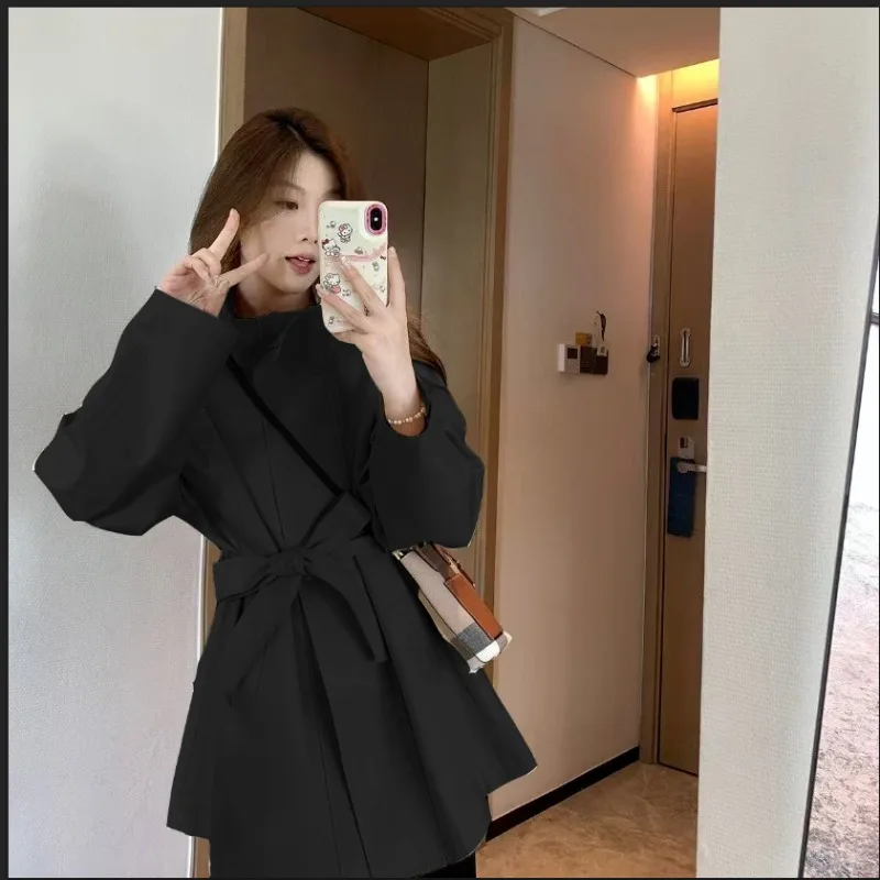 معطف واق من المطر متوسط الطول للنساء على الطراز البريطاني الجديد معطف بمزاجية للربيع والخريف سترة غير رسمية عالية الشارع 2025