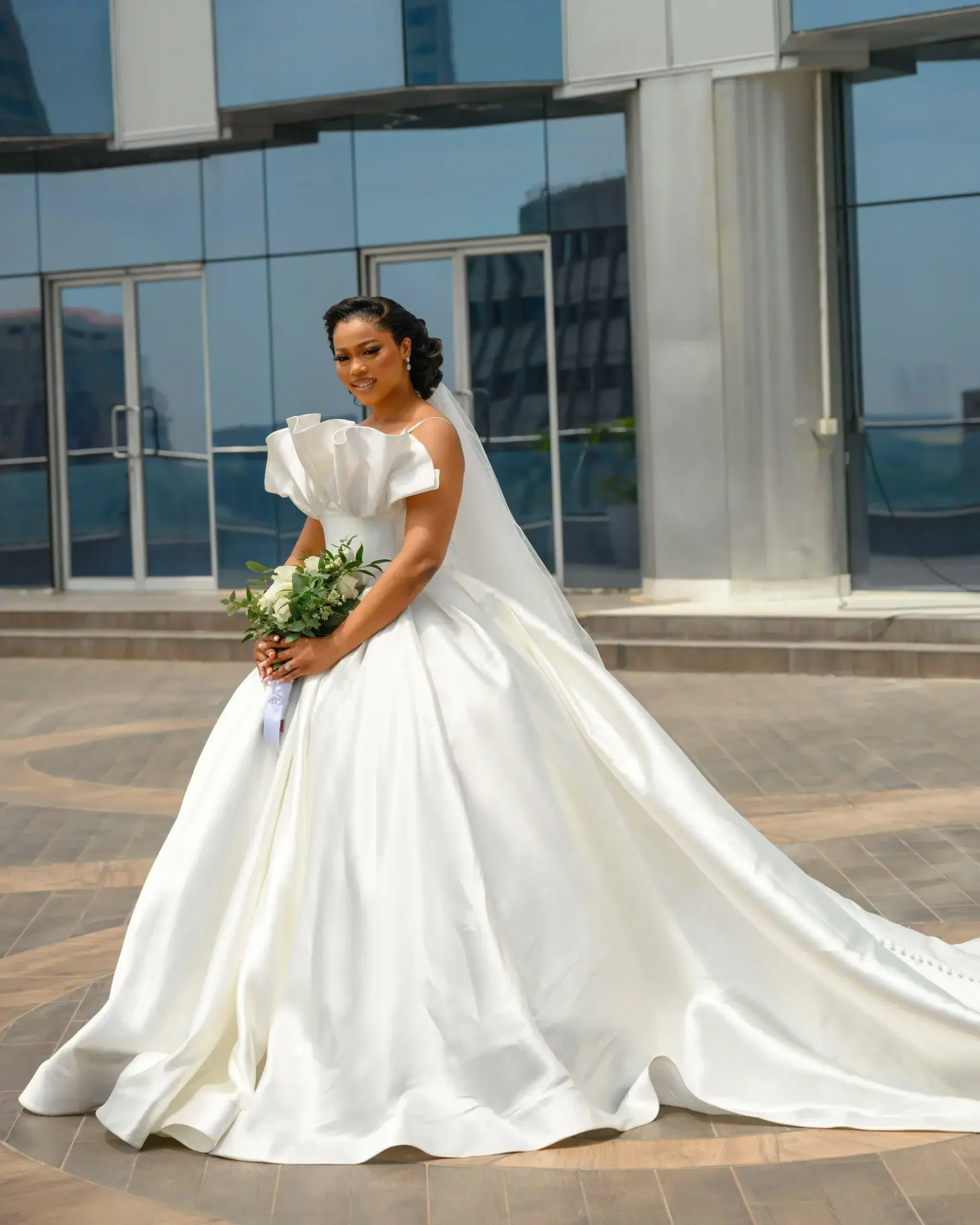 Abiti da sposa classici personalizzati con spalline senza spalline Abiti da sposa con strascico da cattedrale Abiti da sposa senza spalline con volant in raso Robe De Mariée