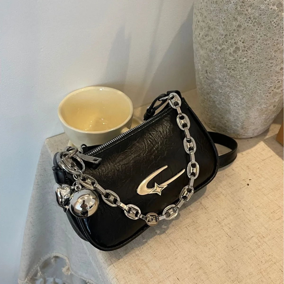 Schicke Strukturierte Casual Tragetasche mit Silberkettendetail Unterarmtasche Abnehmbarer Anhänger Trendige Mini-Schultertasche für Frauen Alltag – Detail 9
