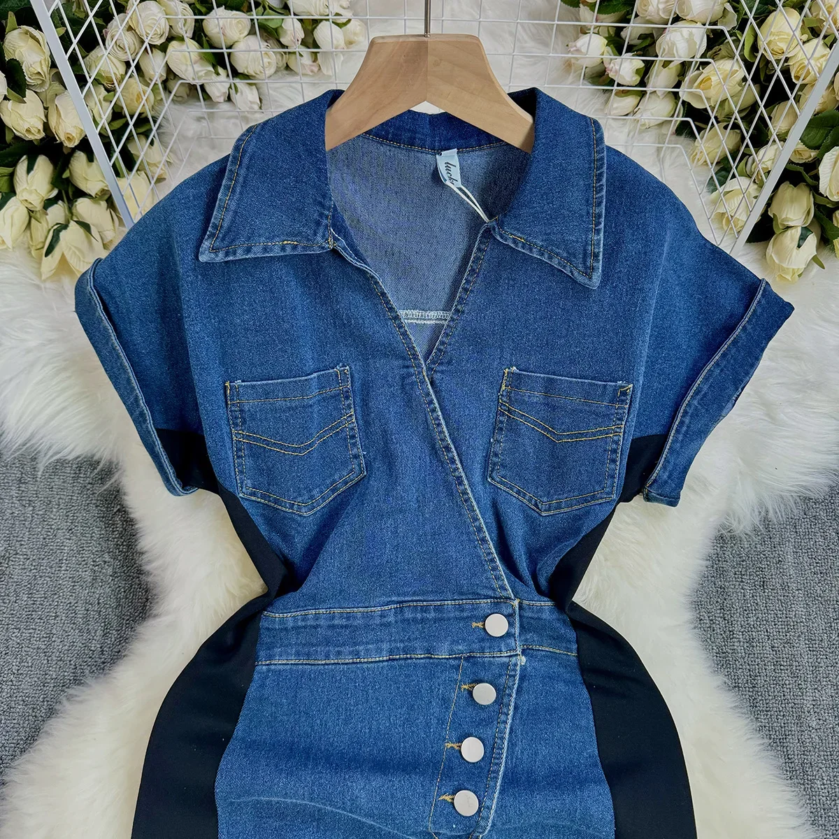 Vestido francês com fenda no quadril do pacote de temperamento Sense sênior. Vestido jeans de manga curta com adorno de botão colorido Sense Design de verão