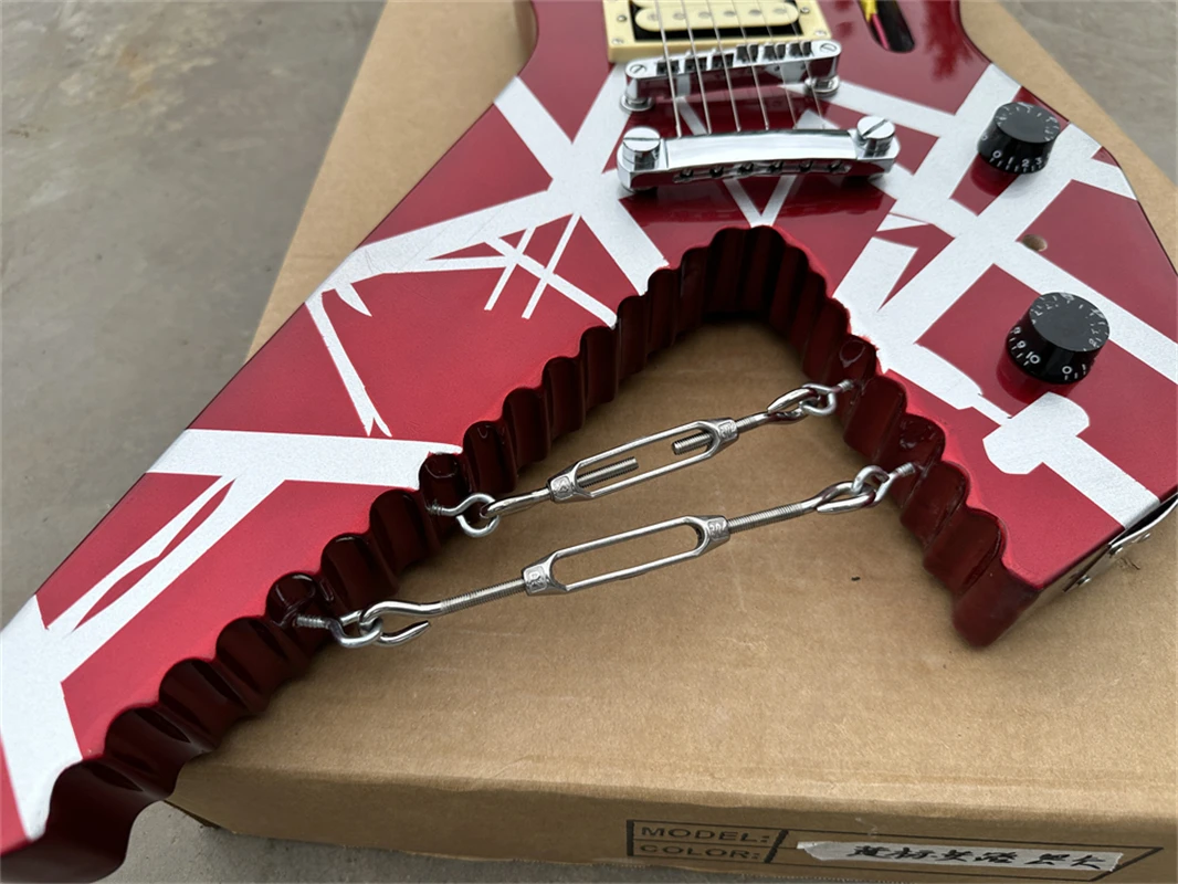Guitarra eléctrica de la serie Striped Shark Satin Urethane Burgundy Silver Stripes con ganchos cromados y tiradores, cable trenzado