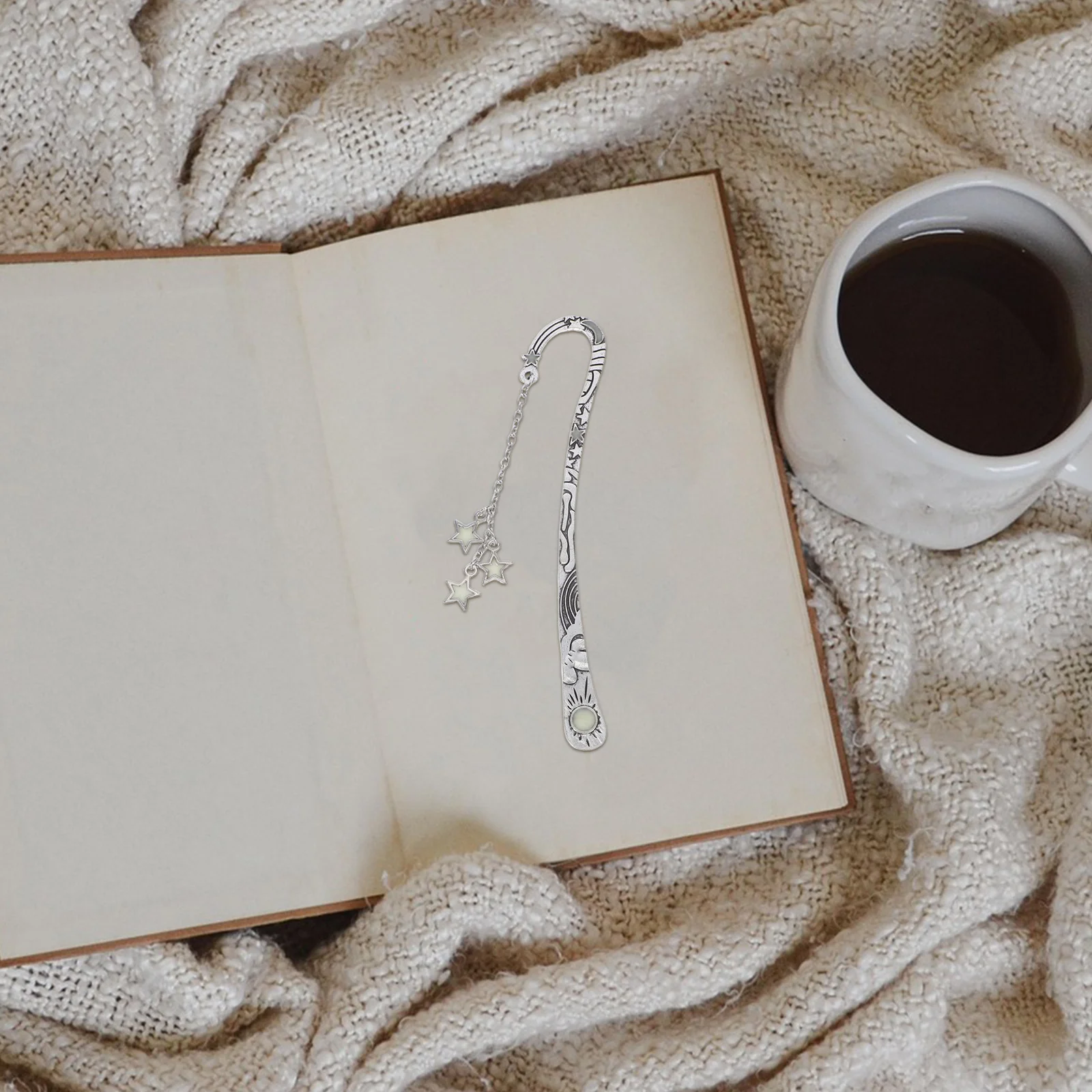 

2Pcs Beautiful Metal Bookmark Vintage Design Luminous Flying Dragon Star Charms Secure Hook Reading Accessories Book Lovers