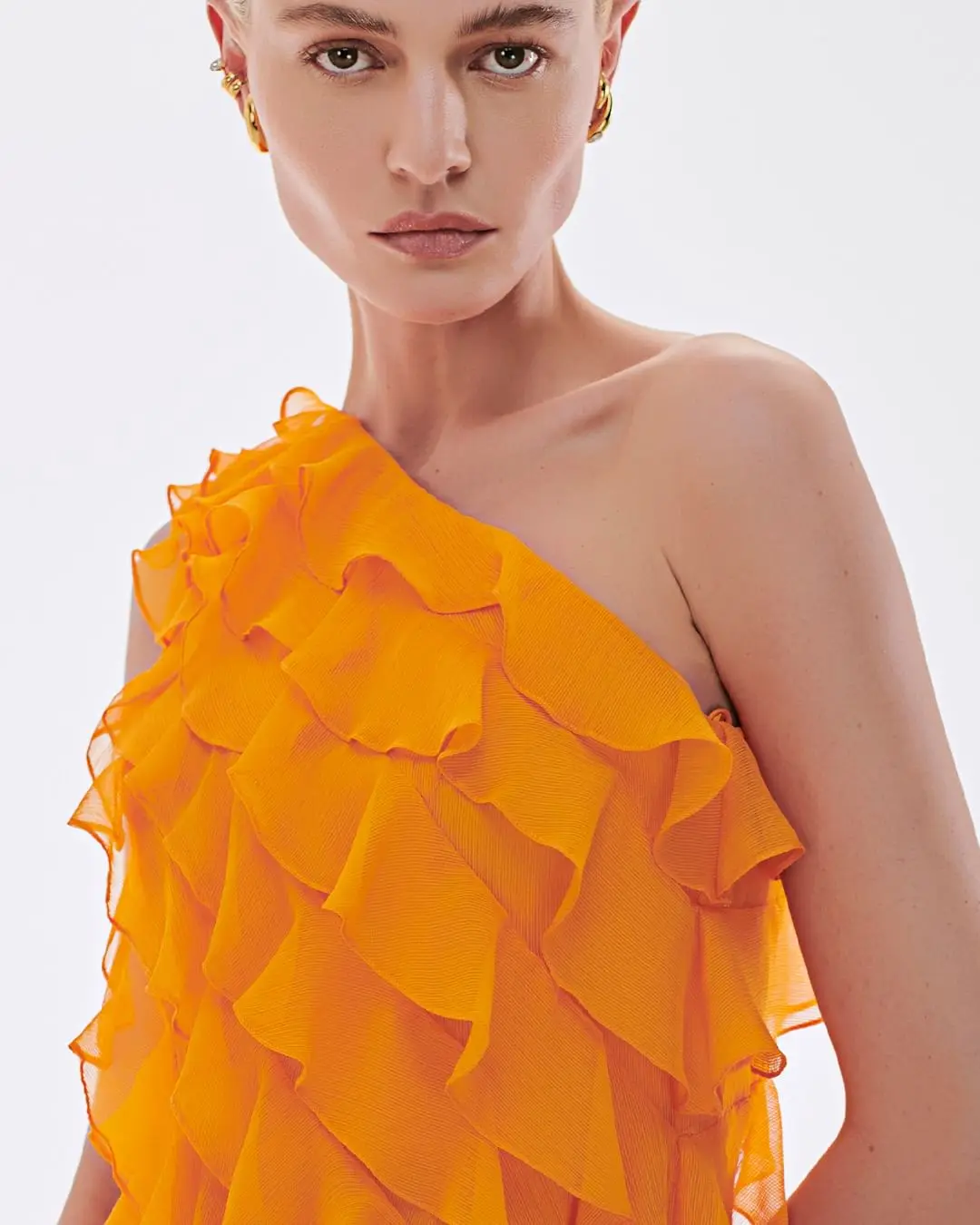 ชุดเดรสยาวออกงานผ้าชีฟองระบายชั้นๆ แบบไหล่เดียว ปี 2025 สำหรับผู้หญิง ดีไซน์โดดเด่นไม่ซ้ำใคร ชุดราตรีหรูหรา