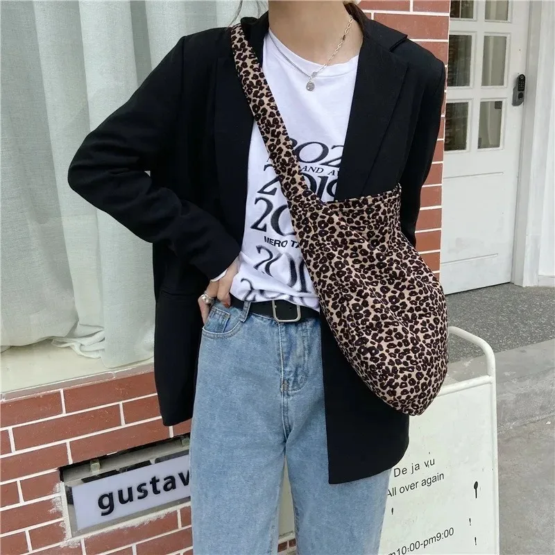 Bolso bandolera pequeño y moderno con estampado de leopardo japonés y coreano, bolso de lona de un solo hombro para estudiante