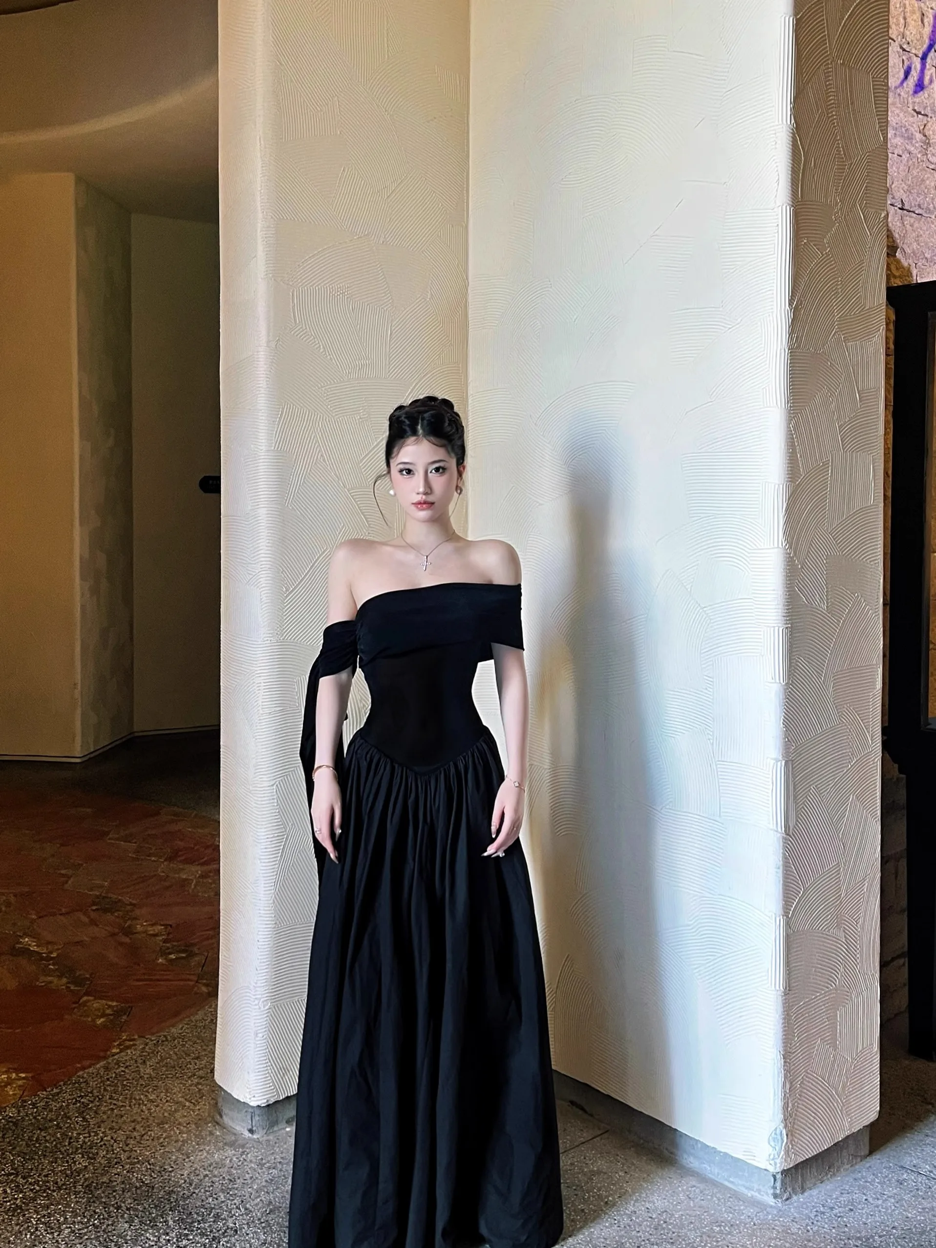 エレガントなブラックオフショルダーマキシドレス女性フォーマルイブニングドレスハイウエストドレープサテンスタイルパーティーロングドレス流れるような裾