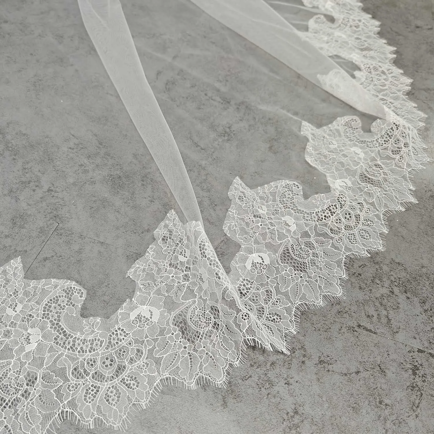 사용자 정의 우아한 속눈썹 레이스 가장자리 2 레이어 웨딩 베일 블러셔 2.5m/3m/3.5m 긴 신부 베일 웨딩 액세서리