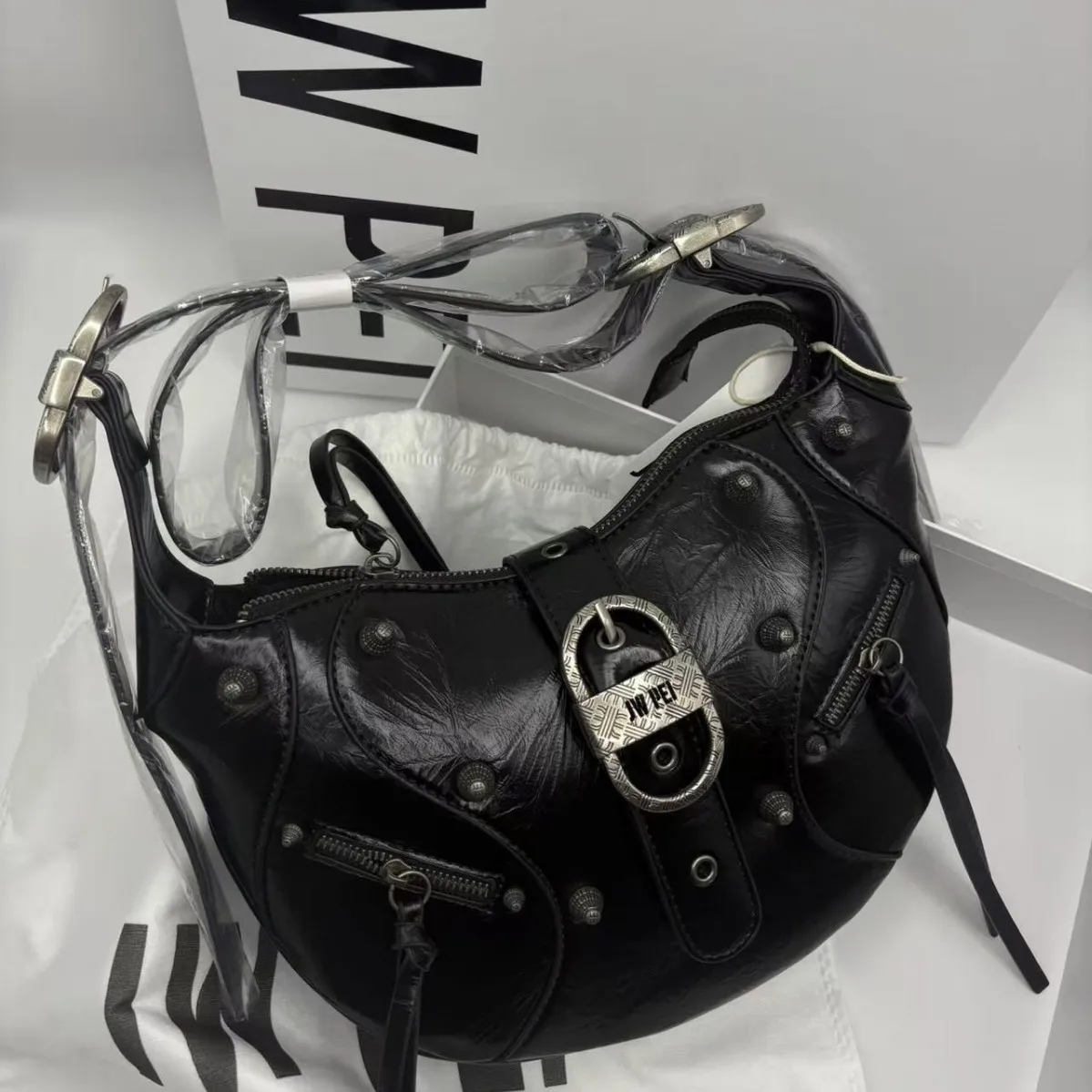 JW PEI Bull Horn Bag - Tessa Large Capacity - usage example