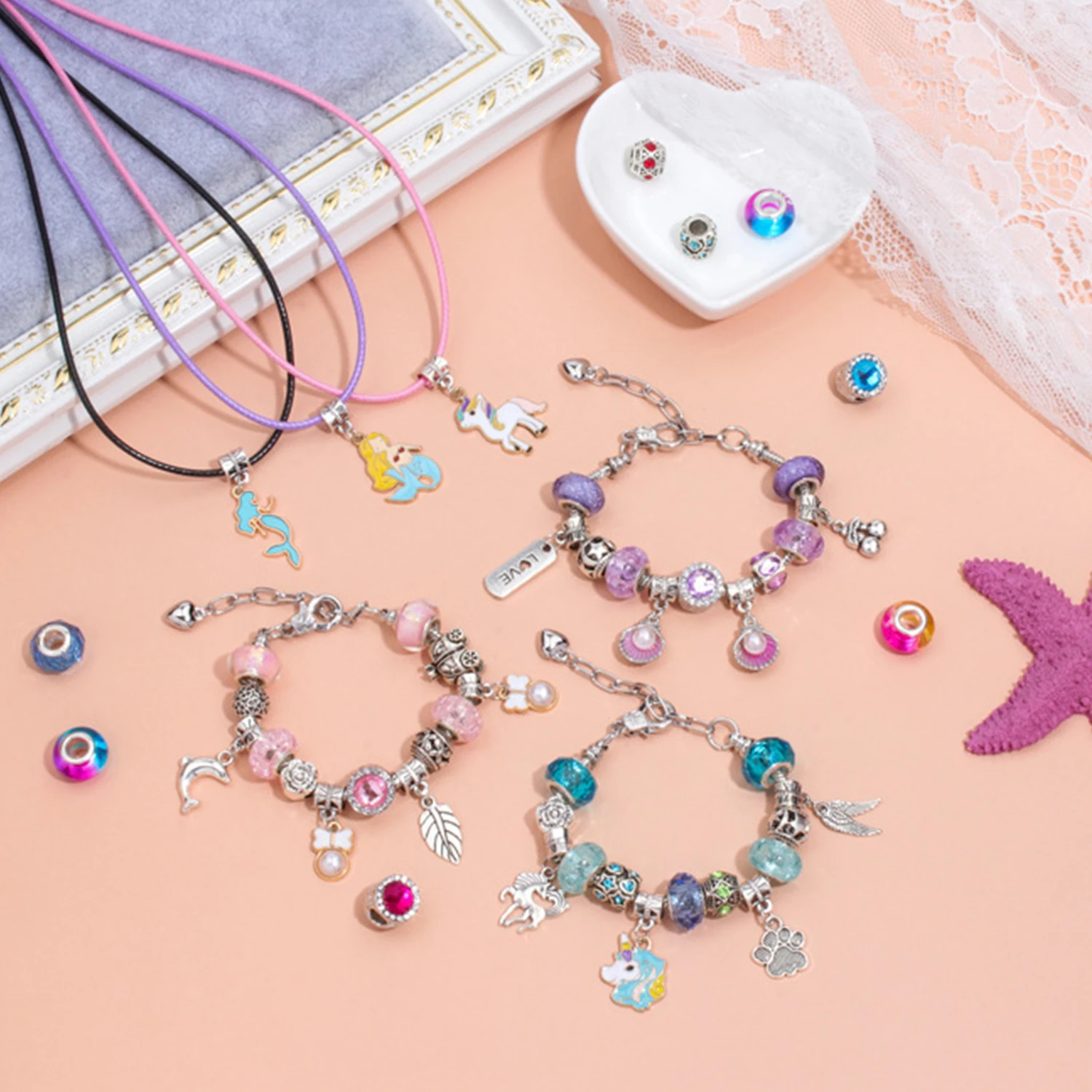 مجموعة أساور يدوية مكونة من 68 قطعة من الرسوم المتحركة يونيكورن، مجموعة هدايا عيد ميلاد حرفية مطرزة ملونة مع خرز بفتحة كبيرة وزخارف وإكسسوارات