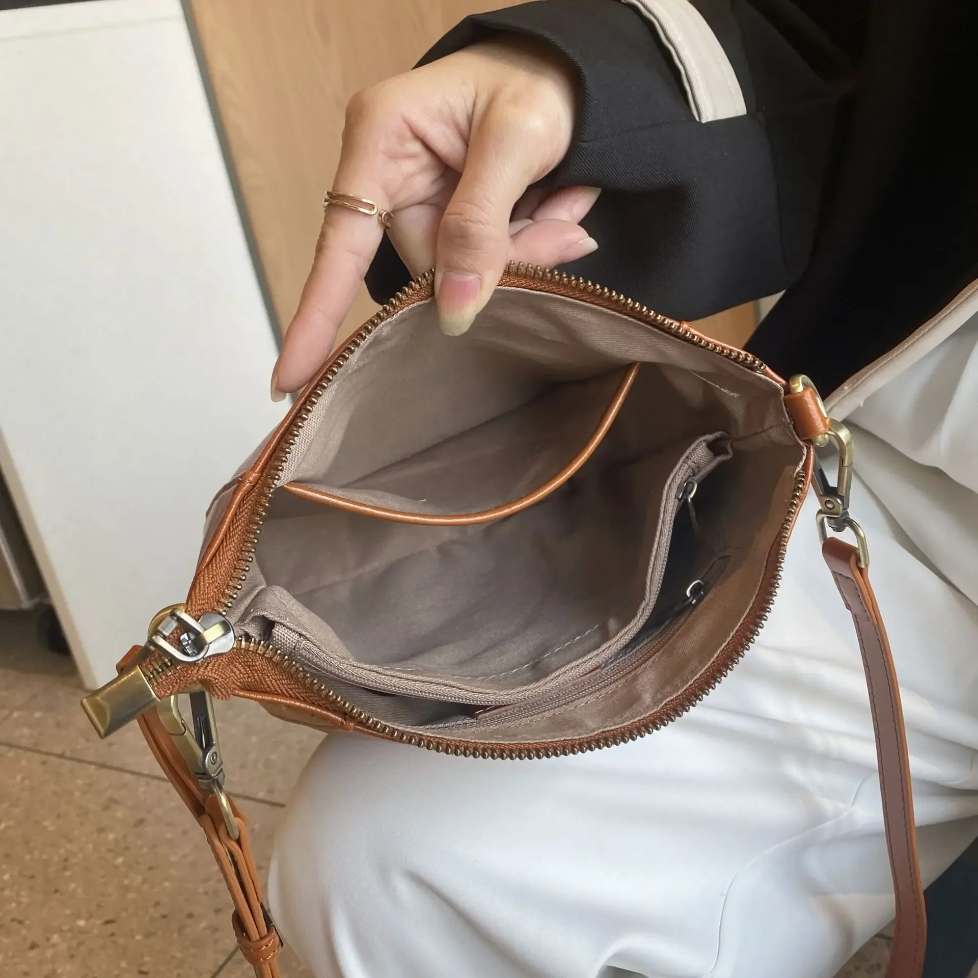 Sac à main en cuir véritable pour femme, sac à main polyvalent, sac à main à la mode pour femme, sac à bandoulière unique initié, petit sac à main Dumpling, nouveau, 2024