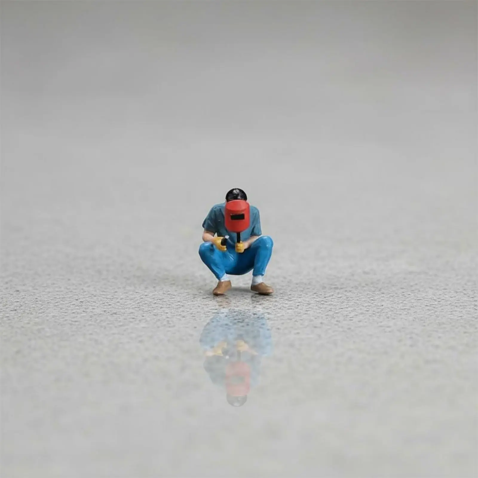 

1:32 Scale Construction Worker Realistic Intricate Tiny Construction Worker Model Close-up Photography Scene Doll