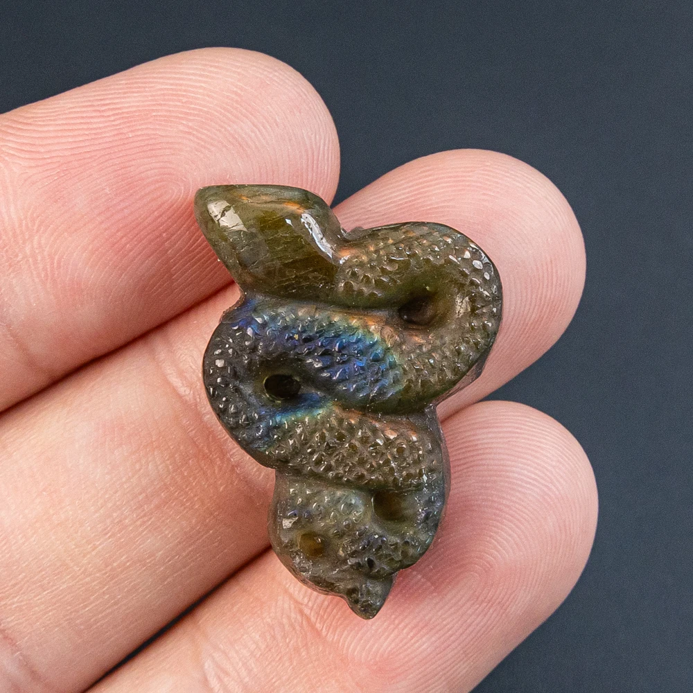 

1Pcs DIY Labradorite Pendant 30x20x7mm Blue Flash Snake Carved Gemstone with Hole for Jewelry Making Supplies