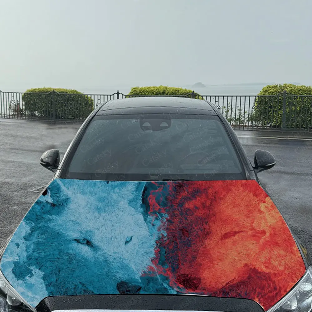 ملصق سيارة على شكل ذئاب باللونين الأزرق والأحمر مع فيوجن فني نسيجي تجريدي، يخلق رؤية قوطية ديناميكية وبرية #5