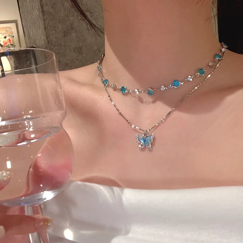 Romantische blaue Kristall-Schmetterlings-Halskette für Frauen, schlichter glänzender Zirkon-Doppelschicht-Anhänger, Choker, Schlüsselbeinkette, trendiges Schmuckgeschenk – Detail 2