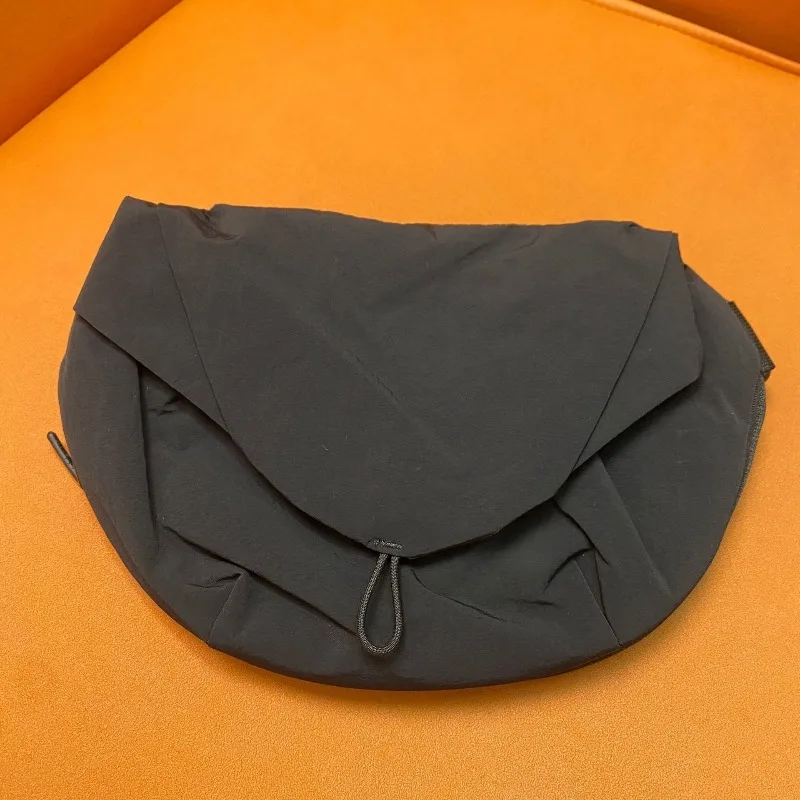 Magnetic bag sports messenger bag female 2026 new fitness cycling pocket nylon jiaozi shoulder bag