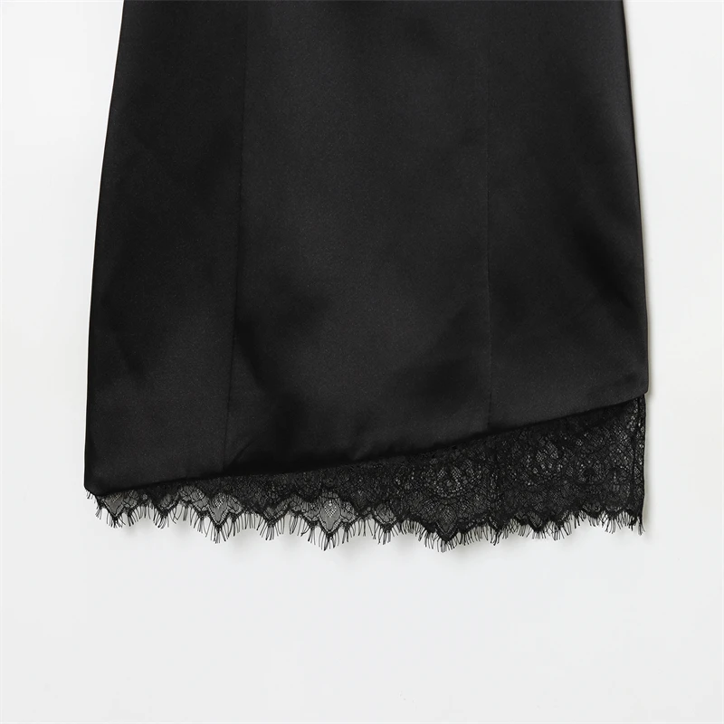 セクシーでエレガント、そして魅力的な女性のための、レースとサテンの質感のショートドレス。2025年秋の新作。