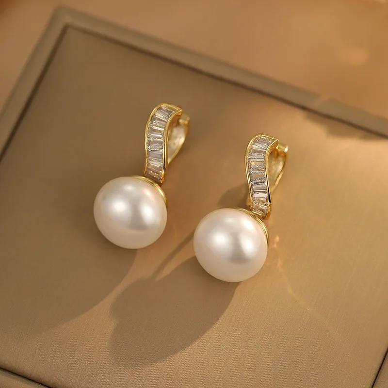 

Серьги-гвоздики с цирконом и жемчугом, премиум-качество, простой дизайн, легкий люкс, элегантность, универсальность, нишевый дизайн, стиль знаменитостей