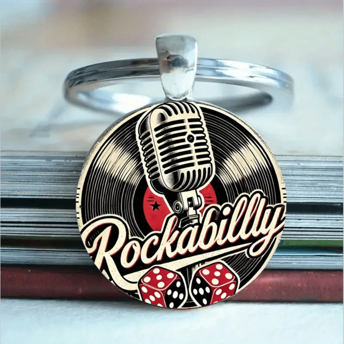 1pc Vintage Mic & Dice Keychain - Rockabilly Retro Car Accessory, Durable Metal Gift for Wedding, Birthday, Christmas.