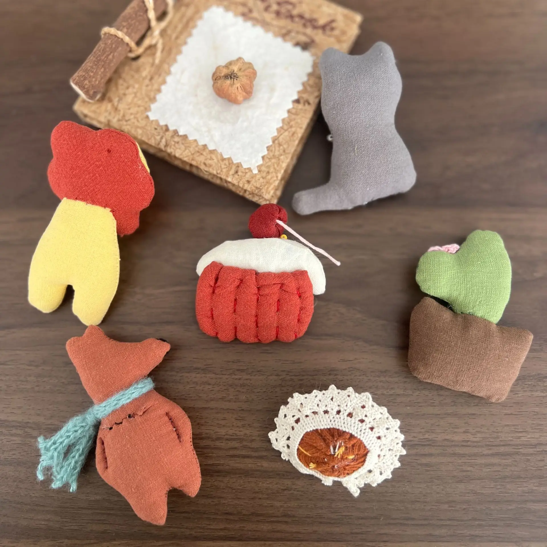 Brooch Pin DIY Fabric Cotton Linen Animal Puppy Cat Lion Dance Cactus Pumpkin Cake Cotton Filled Handmade Lightweight Bag Hair