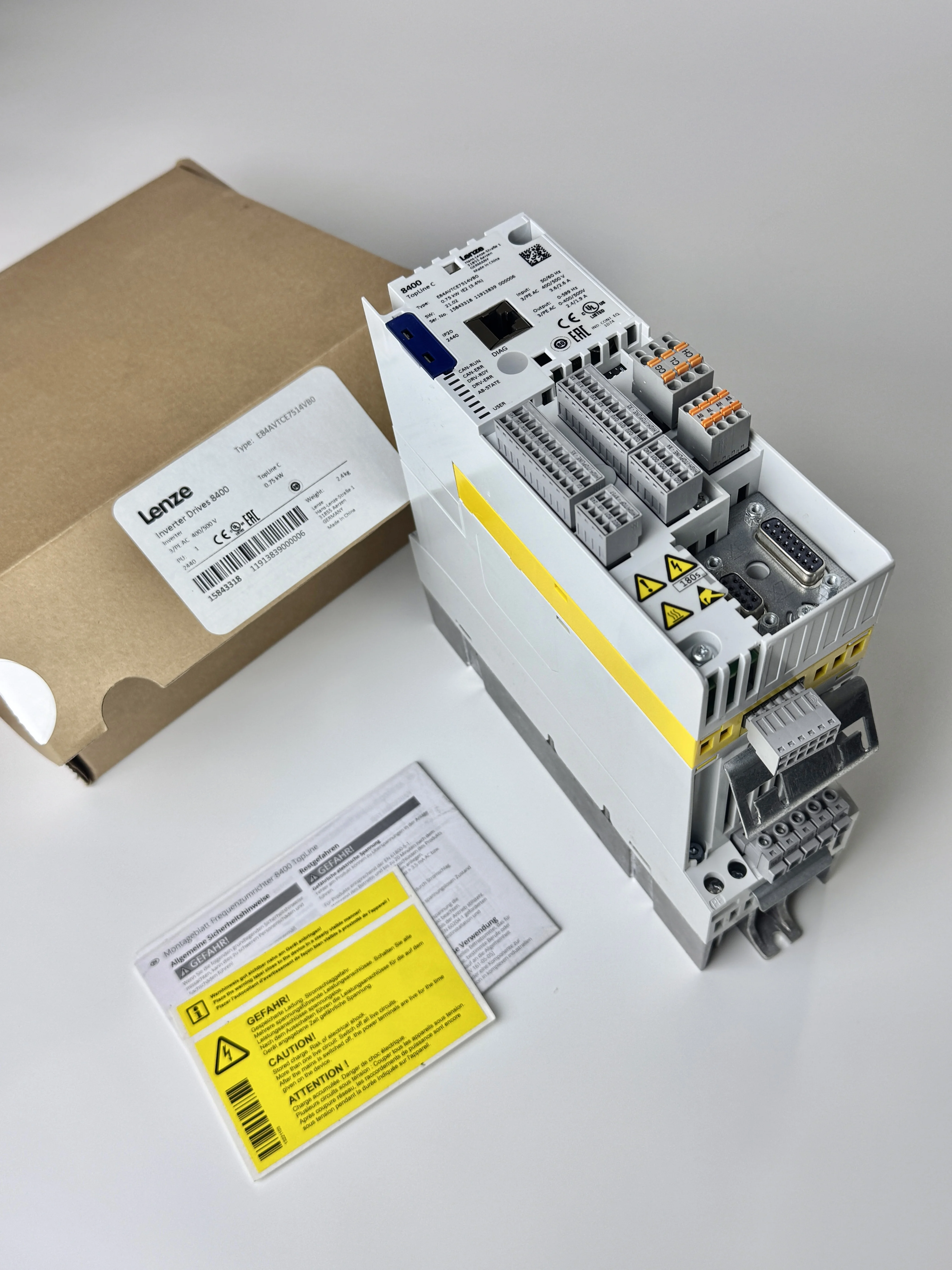 

LENZE Inverter Drives 8400 HighLine E84AVHCE1524SX0