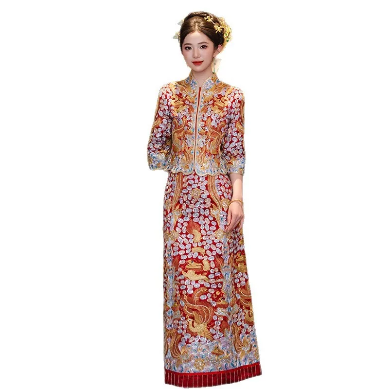 A Chinese-style wedding dress with three-dimensional embroidery of dragon and phoenix for toasting couples
