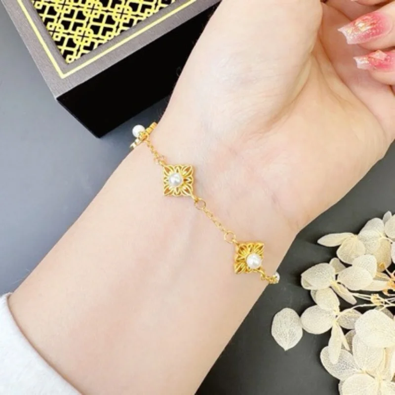 Fashion Elegant Temperament Flower Imitation Pearl Hollow Out Four Leaf Flower Star Shaped Filigree Bracelet for Women 2024