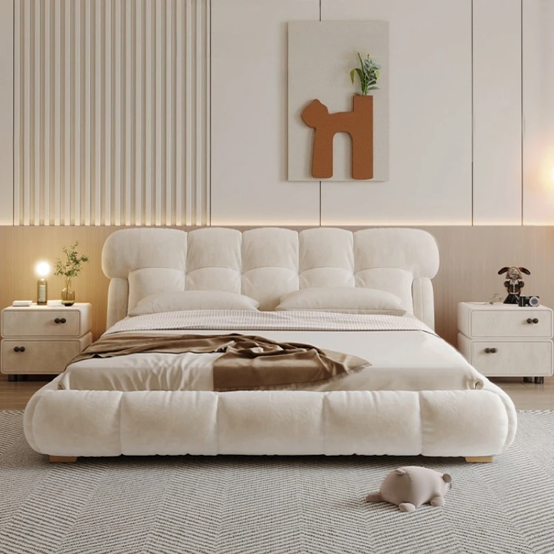 Base de cama matrimonial de lujo con estructura y base de tela blanca estilo francés, ideal para apartamentos.