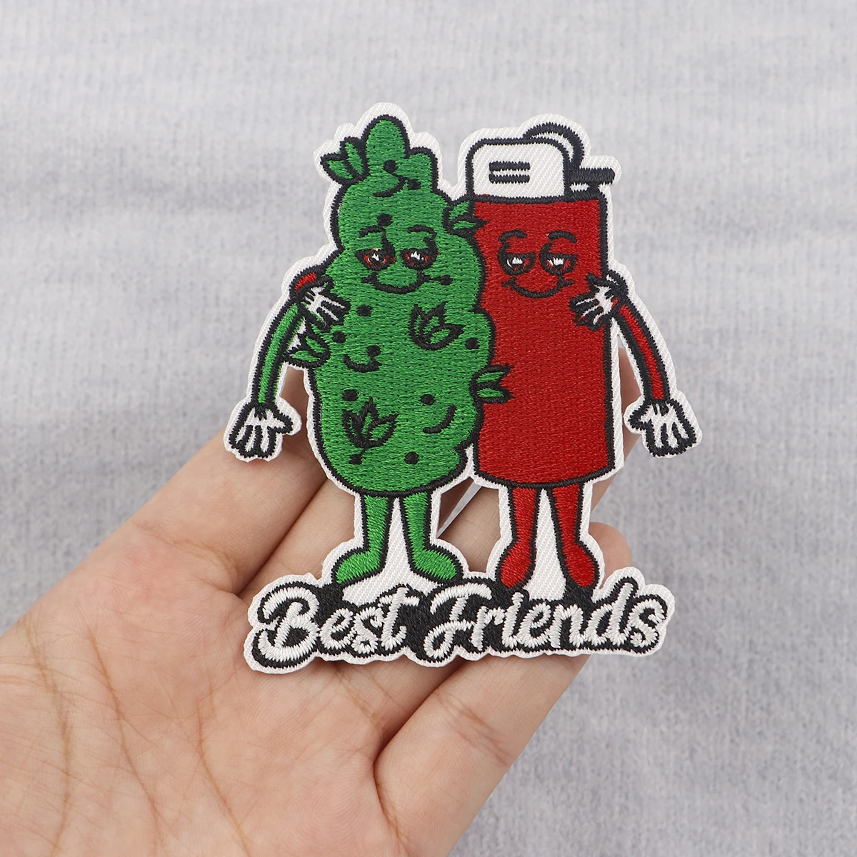 

Нашивки с вышивкой «Лучшие друзья», зажигалки и листья