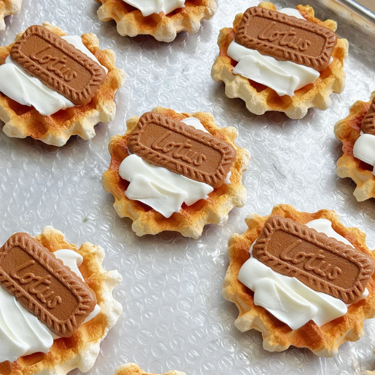 Gefälschte Waffel mit Eis- und Karamellkeksen – realistische Dessert-Display, Fotografie-Lebensmittel-Requisite, Café-Bäckerei-Dekor – Detail 1