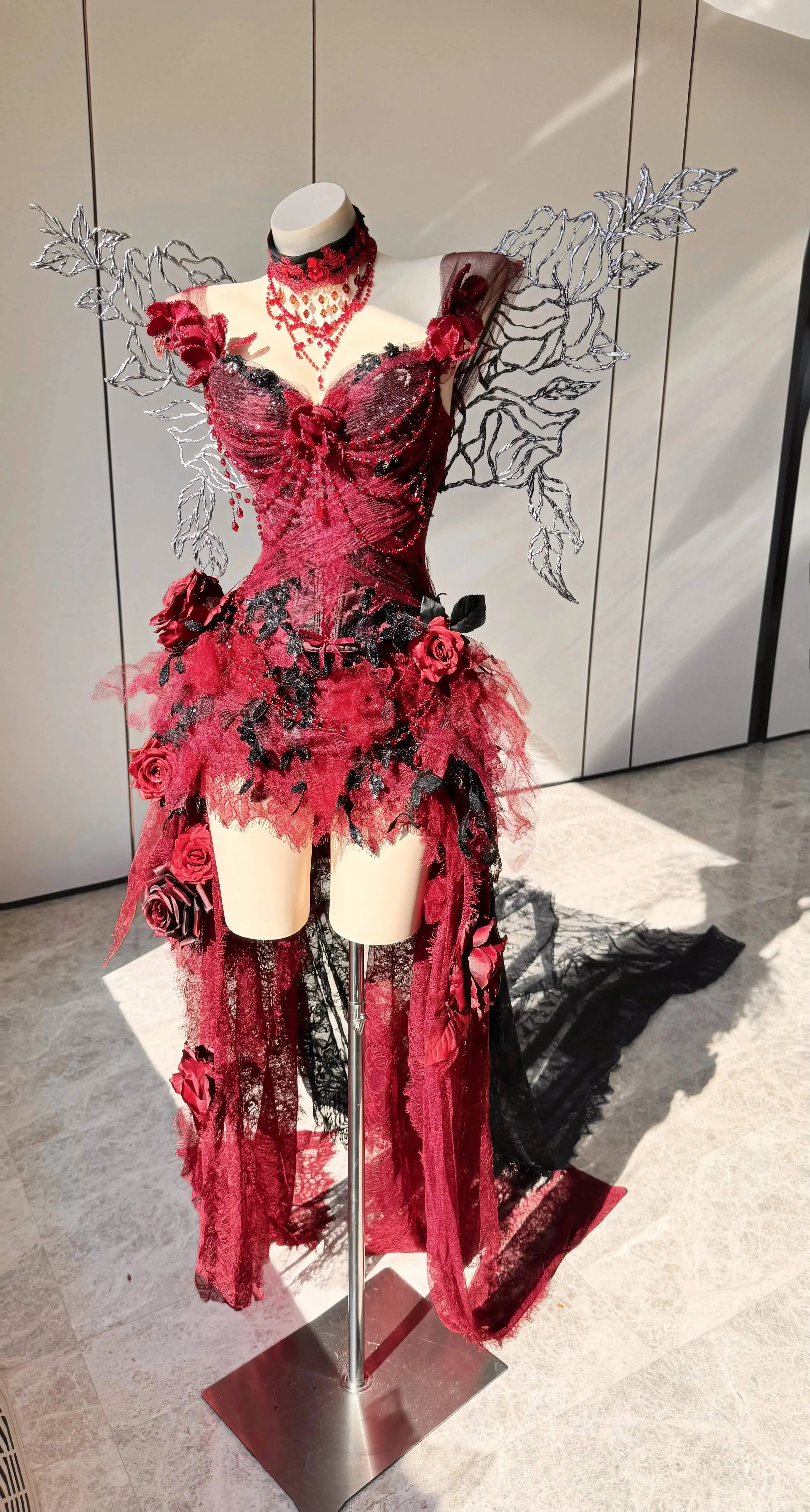 

Платье в стиле Dark Academia с красными розами и кружевом, готическое платье-корсет для женщин, костюм для Хэллоуина и косплея без крыльев