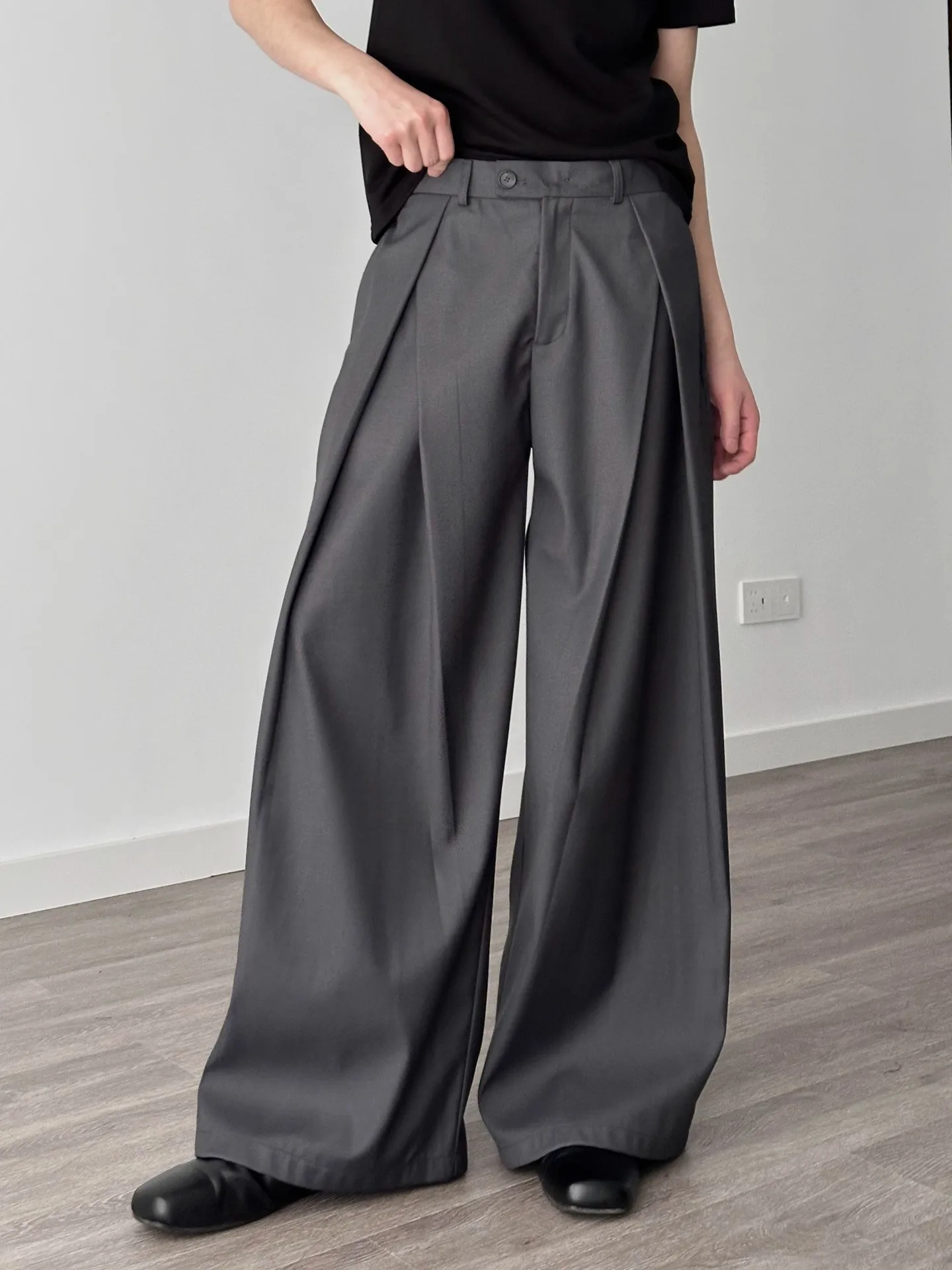 

Men’s Pleated Wide Leg Suit Pants Designer Pleated Loose A-Line Draping Texture Minimalist Style Trousers Draped Silhouette