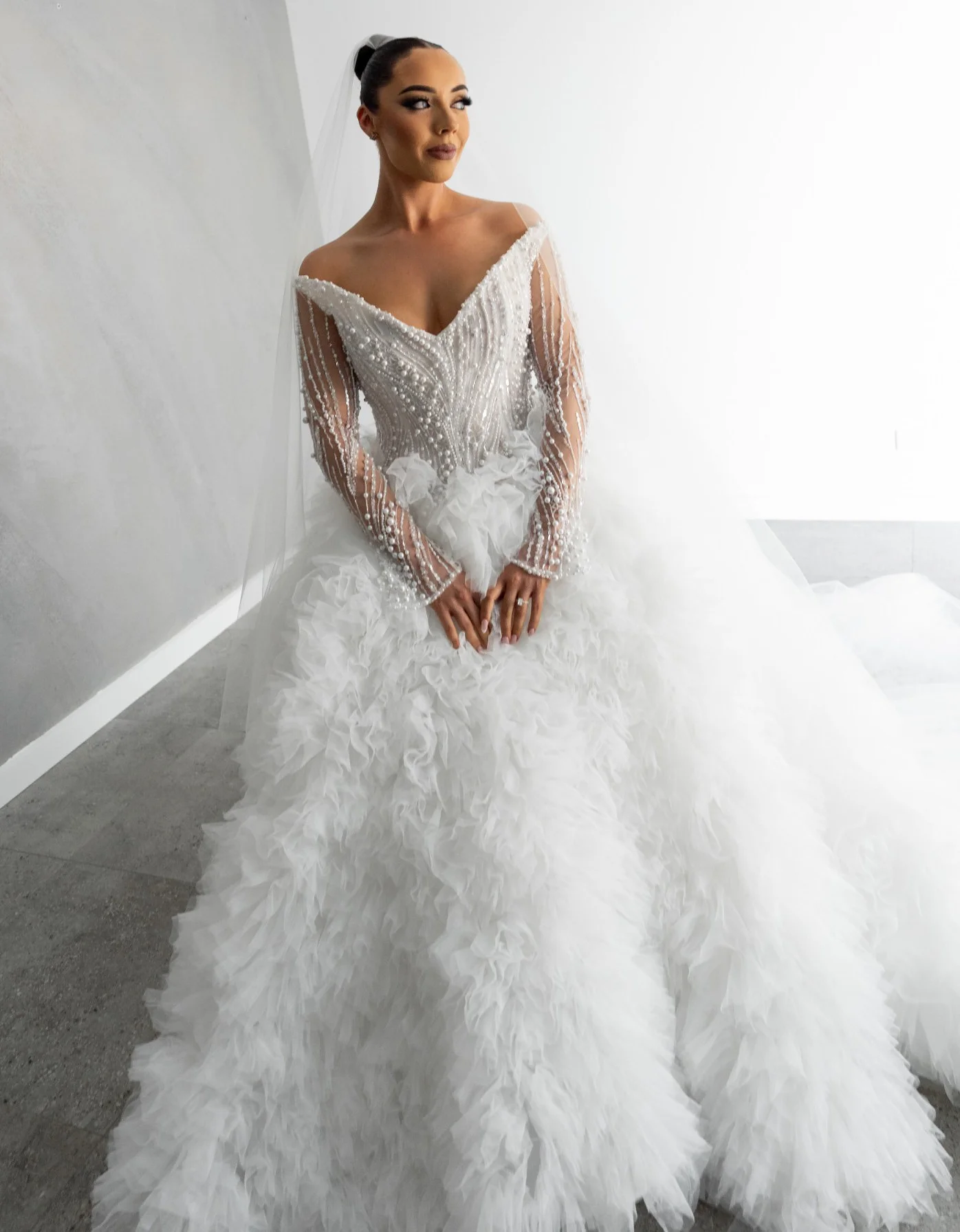 

Elegant Lace Pearl Jewelry A-Line Women's Wedding Dress V-Neck Long Sleeved With Trailing Princess Bridal Gown 2026 Customized