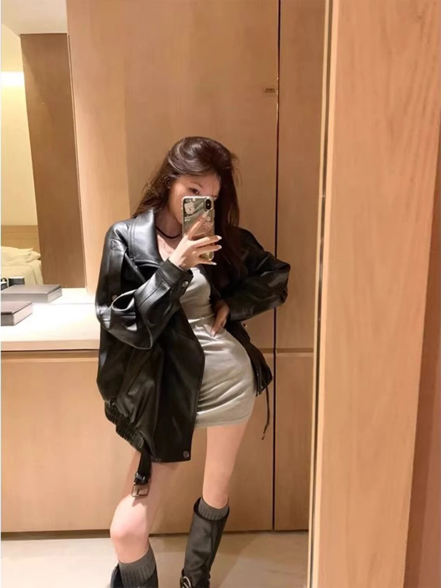 เสื้อแจ็คเก็ตหนังเท่ๆ สไตล์เซ็กซี่สำหรับผู้หญิง ขี่มอเตอร์ไซค์ ฤดูใบไม้ผลิ ฤดูใบไม้ร่วง สไตล์เรโทรใหม่ ให้ความรู้สึกหรูหรา เสื้อคลุมตัวนอก