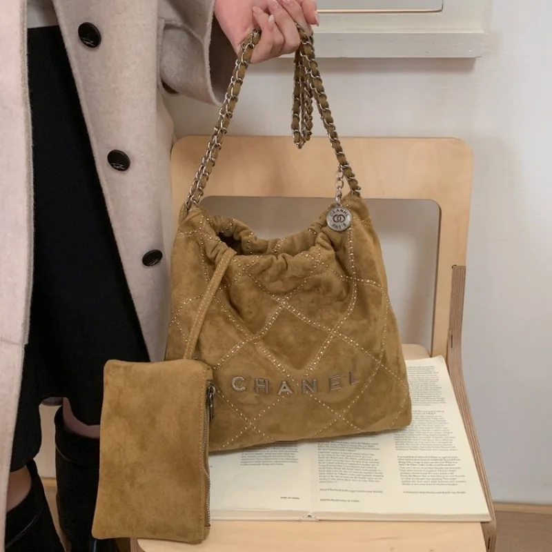 กระเป๋าถือสตรีทำจากหนังลายดาว โดดเด่นด้วยลุคโอสโลที่ทันสมัย น้ำหนักเบา นุ่มสบาย ใช้ได้ทุกวัน ​