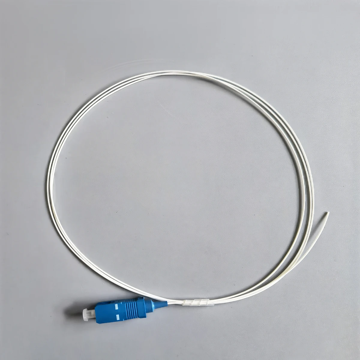 10 個 SC/UPC ファイバーピグテール シングルモード 9/125μm G652D ハイトレル耐火ジャケット 1.3m タイトバッファー 0.9mm SC 光ファイバーピグテール