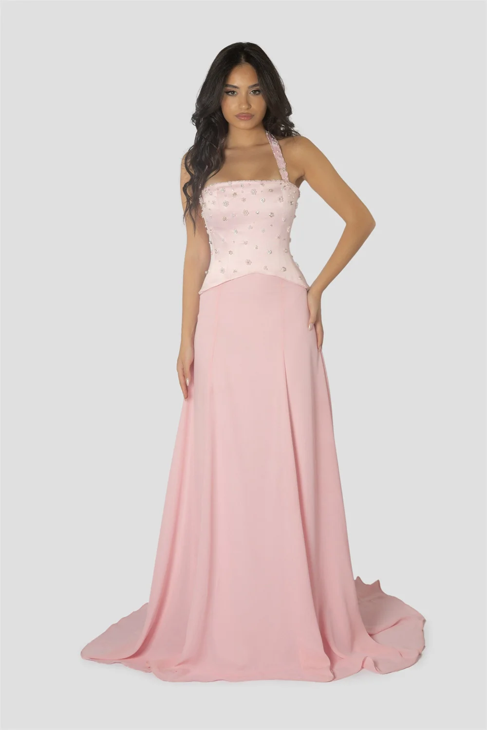 ชุดราตรีงานพรอมสีชมพูแบบคอ halter ประดับเพชร ดีไซน์ผูกเชือกด้านหลัง ทรงเอไลน์ แขนกุด ชายกระโปรงยาวแบบ sweep train ของ Cathy Customize