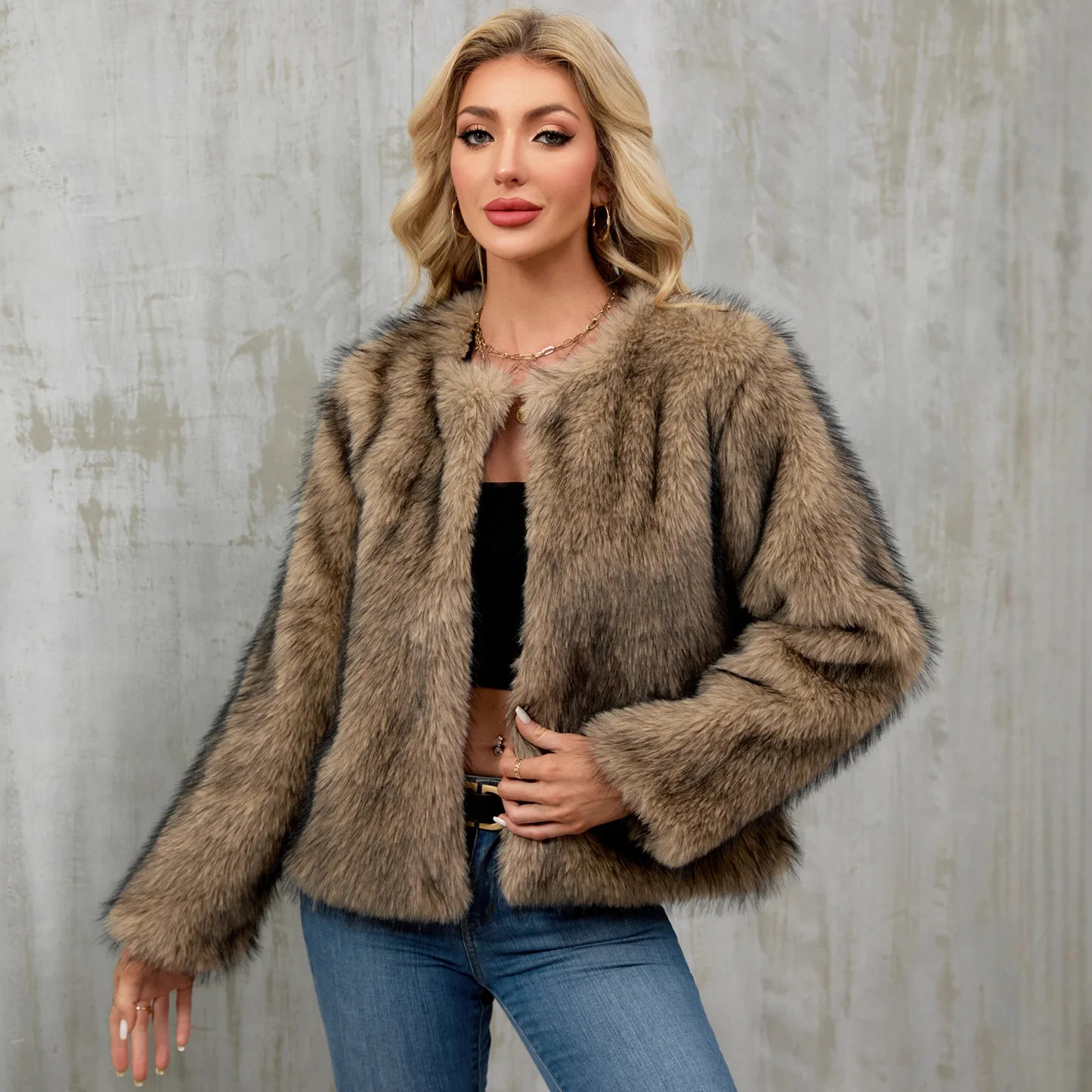 

Gradient Winter Women's Artificial Fur Coat Round Neck Short Faxu Fur Jacket For Female Slouchy-Style Street Lady's Fur Coat