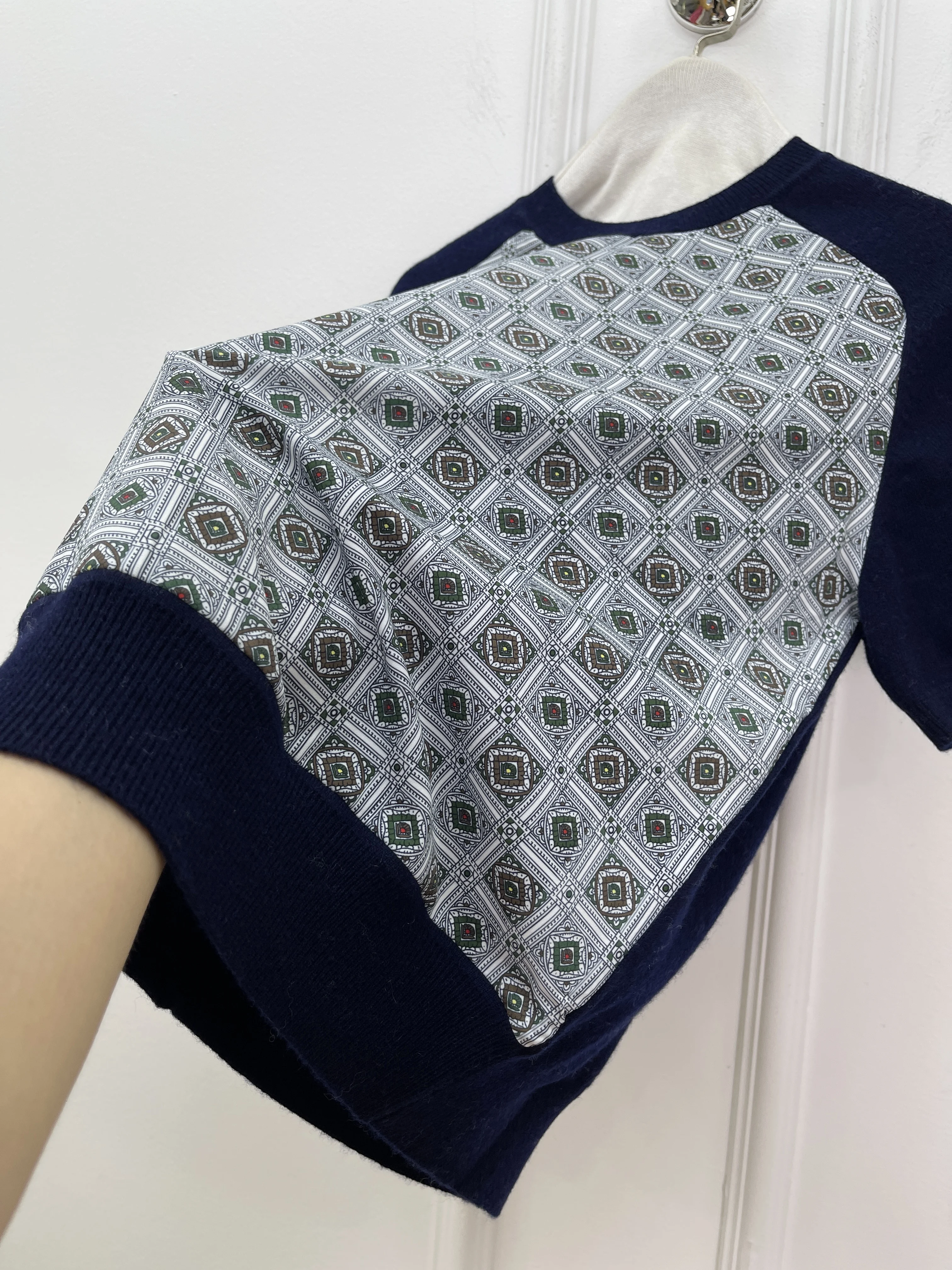 

Повседневная футболка с короткими рукавами и шерстяным принтом в стиле пэчворк, элегантный стиль ретро, универсальная и удобная для женщин.