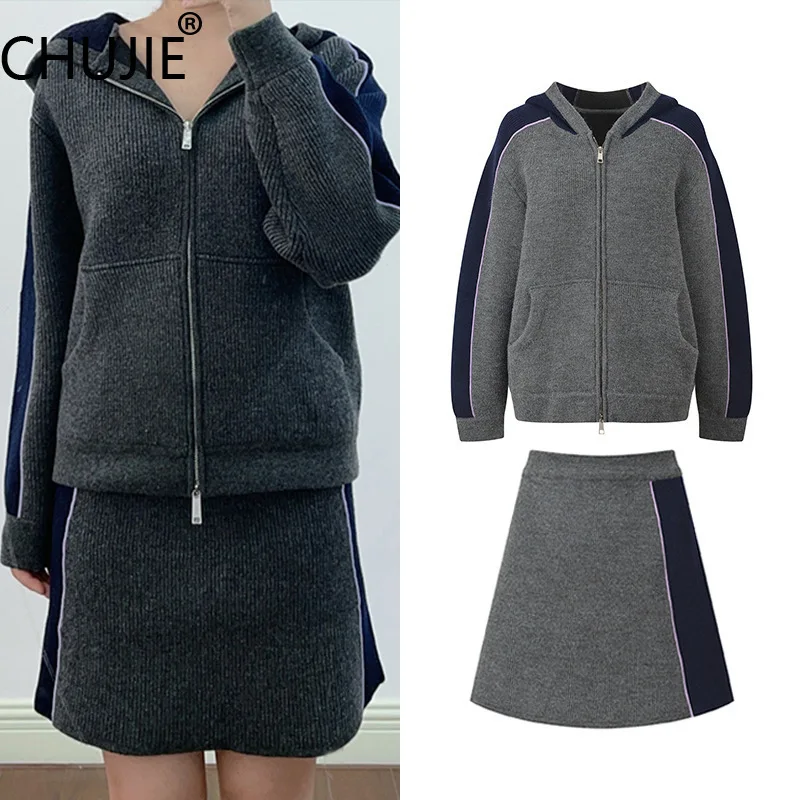

CHUJIE Осень/Зима 2025 Темно-серый вязаный комплект, топ с длинными рукавами с капюшоном и мини-юбка с цветными блоками, комплект из 2 предметов с контрастной отделкой