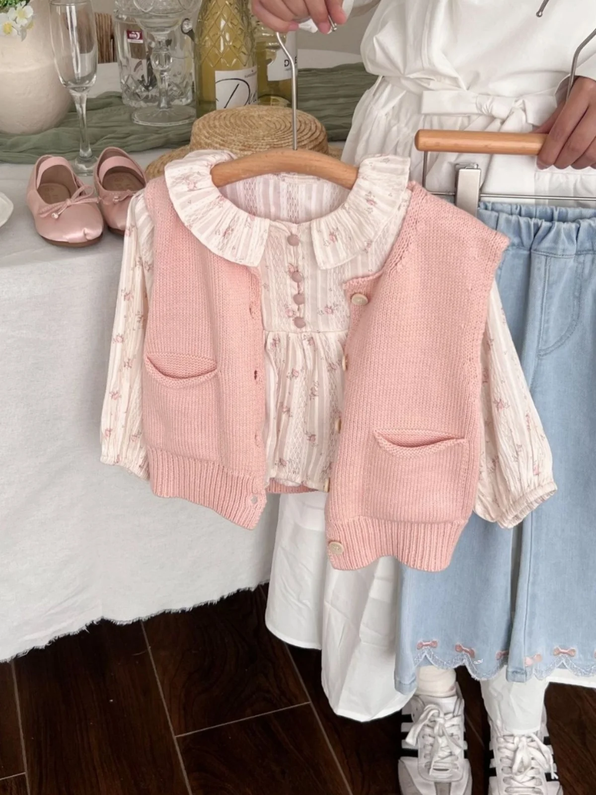 

Весна 2024, детский корейский вязаный жилет, открытый кардиган, джинсовые расклешенные брюки, женский ансамбль, милая повседневная одежда