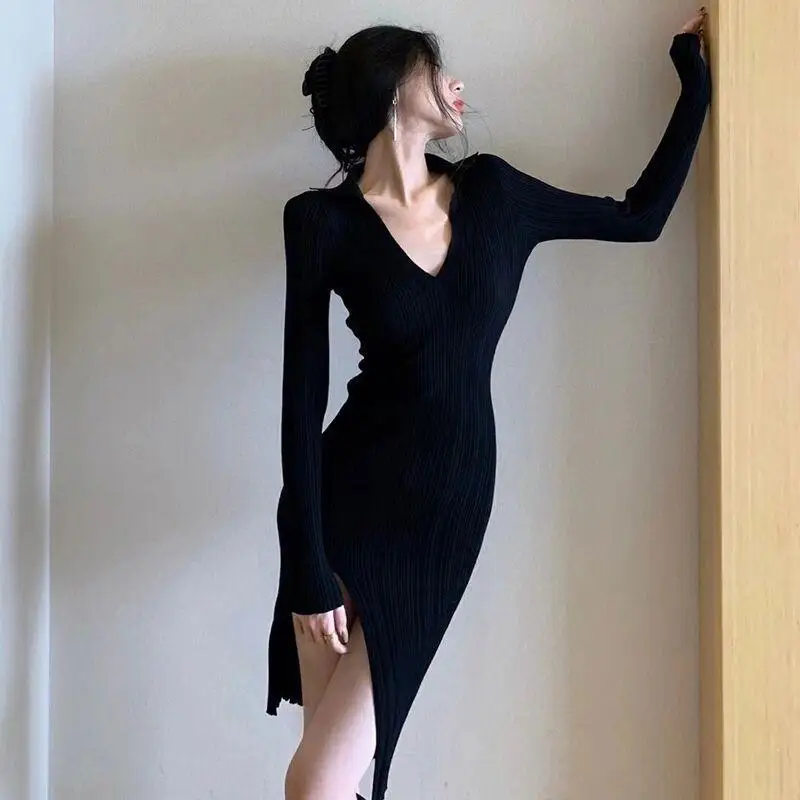 2025 Vestido feminino de malha midi com nervuras e gola em V, vestido de fenda alta, elegante e sexy, casual para outono e inverno