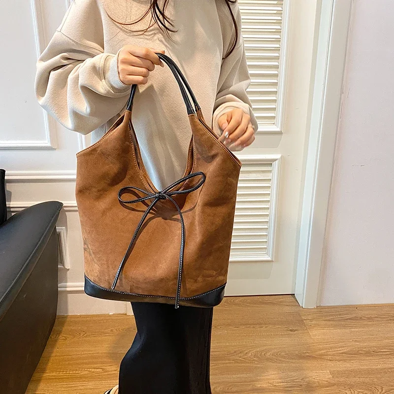 Fashion Solid Faux Suede Bucket Hasp Shoulder Bags 2024 Retro Personality Concise Neutral HandBags Go To Work Tote Bag