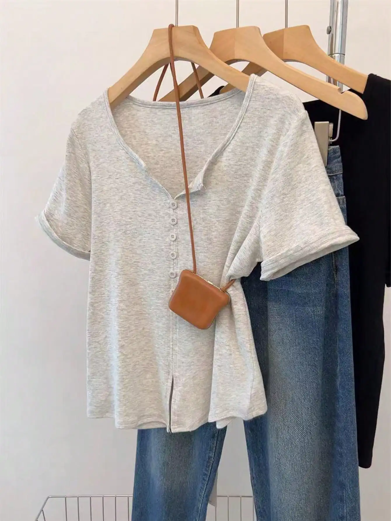 

Женская свободная футболка с V-образным вырезом и пуговицами спереди, с коротким рукавом, светло-серого цвета