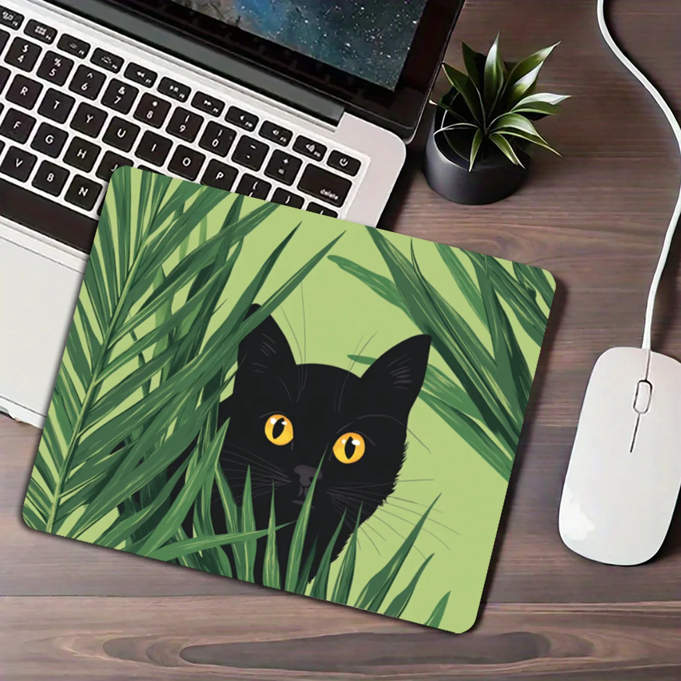 

The cat in the grass design mouse pad for computer desktop decoration is an ideal choice for gamers and families