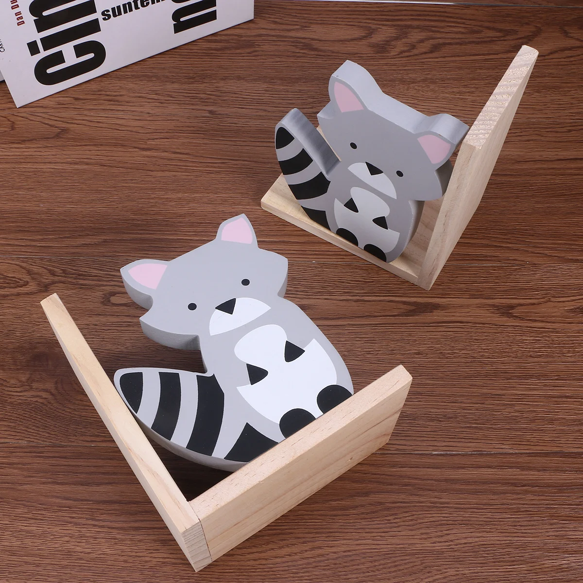 Creative Raccoon Shaped Bookends Natural Pine Wood Book Stands For Bookshelves Decorative Book Organizers Library Office